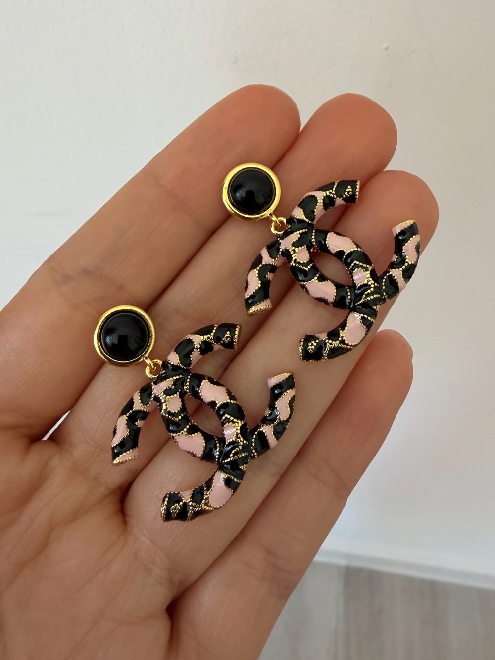 🐯Vintage Chanel Gold and Black Pink Patterned Drop Earrings✨💖